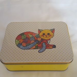 Small vintage tin with note paper quilted cat